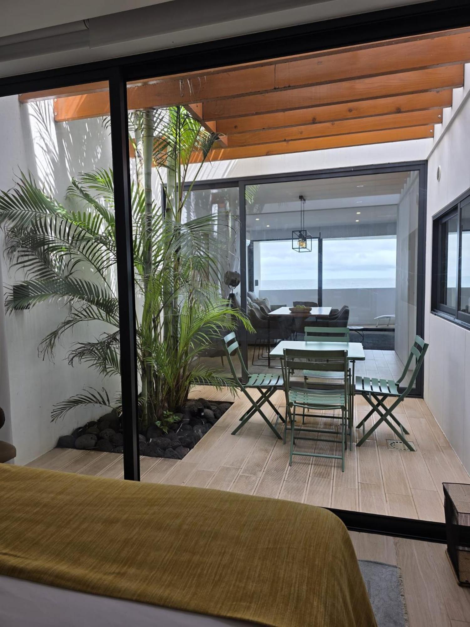 Home At Azores - Oasis House เซารอก ภายนอก รูปภาพ